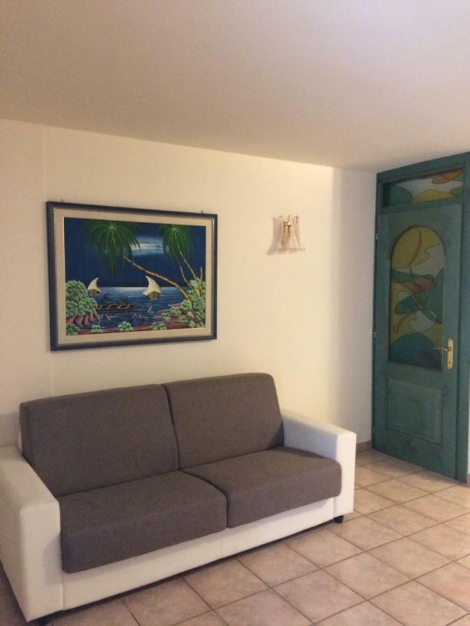 Locazione Turistica Lea Apartment Кастелнуово дел Гарда Екстериор снимка